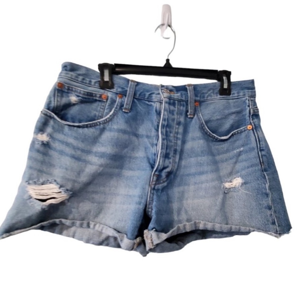 MADEWELL CURVY RELAXED DENIM SHORTS SIZE 27 (RUN
LARGE) DISTRESSED BUTTONFLY